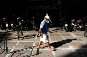 Συνταξιούχος περπατά στο κέντρο της Αθήνας (ΦΩΤΟ ΑΡΧΕΙΟΥ) - Ανακοίνωση για τα αναδρομικά και τις αυξήσεις στις συντάξεις εξέδωσε ο ΕΦΚΑ