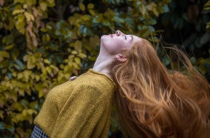 Ένα κορίτσι ποζάρει