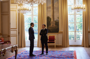 Ο Κυριάκος Μητσοτάκης και ο Εμμανουέλ Μακρόν μετά την υπογραφή της αμυντικής συμφωνίας ανάμεσα σε Ελλάδα και Γαλλία, στο Μέγαρο των Ηλυσίων