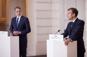 Ο Κυριάκος Μητσοτάκης και ο Εμμανουέλ Μακρόν μετά την υπογραφή της αμυντικής συμφωνίας ανάμεσα σε Ελλάδα και Γαλλία, στο Μέγαρο των Ηλυσίων