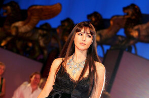 Η Ιταλίδα ηθοποιός Μόνικα Μπελούτσι στο Κινηματογραφικό Φεστιβάλ της Βενετίας, το 2002 (ΦΩΤΟ ΑΡΧΕΙΟΥ)