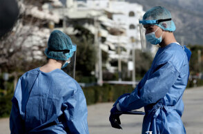 Υγειονομικοί του ΕΟΔΥ διενεργούν δωρεάν rapid test σε πολίτες (ΦΩΤΟ ΑΡΧΕΙΟΥ) - Σε 168 κεντρικά σημεία τα κινητά κλιμάκια την Πέμπτη 30 Σεπτεμβρίου 2021