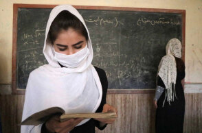 Αφγανιστάν: Μαθήτρια σε τάξη στην πόλη Χεράτ