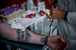 Αποσύρεται έγγραφο «Μην δώσεις αίμα, αν είχες έστω και μία ομοφυλοφιλική σχέση από το 1977»