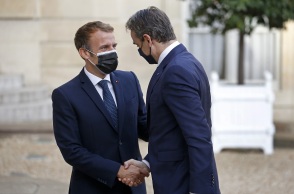 Εμανουέλ Μακρόν και Κυριάκος Μητσοτάκης ανταλλάσσουν χειραψία
