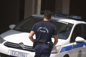 Αστυνομικός έξω από περιπολικό (ΦΩΤΟ ΑΡΧΕΙΟΥ) - Σύζυγος σκότωσε τη γυναίκα του στην Αργολίδα