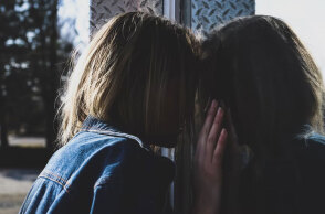 Ανήλικη (ΦΩΤΟ ΑΡΧΕΙΟΥ) - Δύο αδελφές στη Θεσσαλονίκη κατήγγειλαν ότι η μητέρα τους τις κακοποιούσε σεξουαλικά