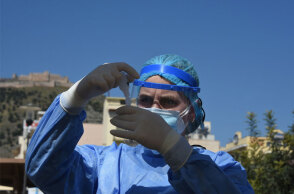 Υγειονομικός διενεργεί δωρεάν rapid test για κορωνοϊό (ΦΩΤΟ ΑΡΧΕΙΟΥ) - Σε 35 σημεία τα κινητά κλιμάκια του ΕΟΔΥ το Σάββατο 2 Οκτωβρίου 2021