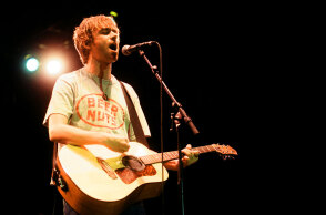 Ο Damon Albarn με την κιθάρα του - Στιγμιότυπο από τη συναυλία των Blur στην Αθήνα τον Ιούλιο του 1999