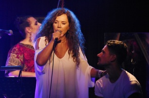 Θετική στον κορωνοϊό η Ελένη Δήμου