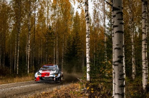 Αυτοκίνητο σε δάσος - Στιγμιότυπο από το Ράλι Φινλανδίας 2021