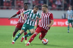 Super League: Στο 0-0 έμειναν Ολυμπιακός - Παναθηναϊκός στο ντέρμπι των αιωνίων στο Καραϊσκάκη, σε έναν αγώνα που σημαδεύτηκε από διακοπές και ρίψη καπνογόνων. 