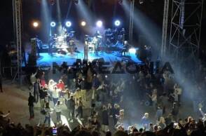 Η συναυλία του Γιάννη Πάριου στο Θέατρο Γης στη Θεσσαλονίκη ολοκληρώθηκε νωρίτερα λόγω των περιοριστικών μέτρων - Ο κόσμος χόρευε χωρίς αποστάσεις 