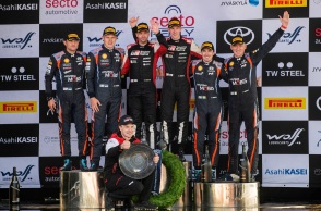 O Elfyn Evans και άλλοι οδηγοί στο βάθρο του Ράλλυ Φινλανδίας 2021