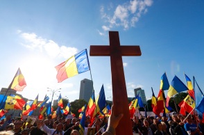 Μαζικά διαδήλωσαν οι Ρουμάνοι κατά του εμβολιασμού στο Βουκουρέστι, ανεμίζοντας σταυρούς και θρησκευτικές εικόνες – Νέο ρεκόρ κρουσμάτων κατέγραψε η χώρα