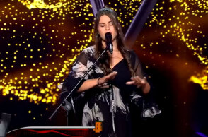 Η Ελευθερία Τσαγκίρη, παίκτρια στο «The Voice», ερμηνεύει στη νοηματική γλώσσα το τραγούδι της