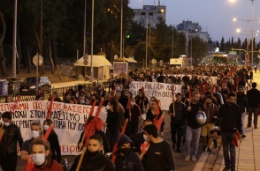 Σε δύο συλλήψεις προχώρησαν οι αστυνομικές αρχές κατά τη διάρκεια των επεισοδίων στην αντιφασιστική πορεία το βράδυ του Σαββάτου στη Θεσσαλονίκη.