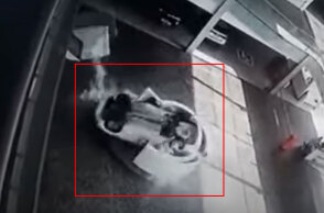 Η στιγμή που το αυτοκίνητο πέφτει πάνω σε ρεσεψιόν