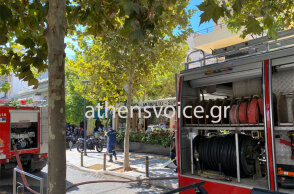 Πυροσβέστης έξω από το κατάστημα εστίασης στο Παλαιό Φάληρο, όπου ξέσπασε η φωτιά