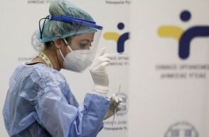 Υγειονομικός του ΕΟΔΥ διενεργεί δωρεάν rapid test για κορωνοϊό