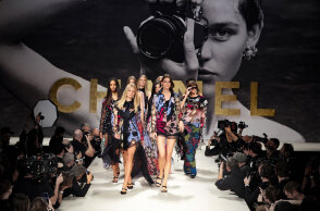 Μοντέλα στην επίδειξη Chanel SS22