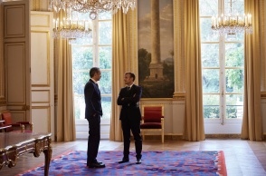 Κυριάκος Μητσοτάκης και Εμανουέλ Μακρόν συζητούν στο προεδρικό μέγαρο της Γαλλίας