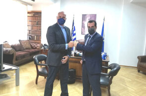 Ο Θεοκλής Ζαούτης, νέος πρόεδρος του ΕΟΔΥ, με τον υπουργό Υγείας Θάνο Πλεύρη