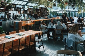 Τέλος οι περιορισμοί στην εστίαση για τους εμβολιασμένους