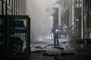 Φωτιά σε κτίριο τράπεζας στο κέντρο της Αθήνας