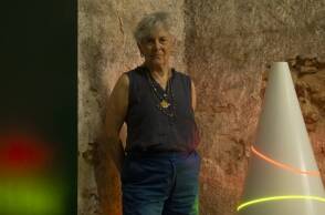 Η Λίλιαν Λιν φωτογραφημένη από τον σύζυγό της Stephen Weiss στη γκαλερί Rodeo στον Πειραιά