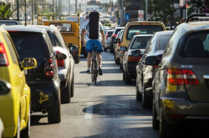 Μποτιλιάρισμα (ΦΩΤΟ ΑΡΧΕΙΟΥ) - Μεγάλη κίνηση στην Παραλιακή, στο ρεύμα προς Γλυφάδα, καθώς σημειώθηκε τροχαίο με φορτηγό