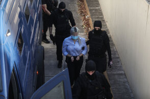 Η κατηγορούμενη Έφη Κακαράτζουλα προσέρχεται στη δίκη για την επίθεση με βιτριόλι στην Καλλιθέα