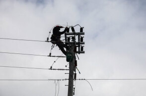 Συνεργείο διορθώνει βλάβη στο δίκτυο ηλεκτροδότησης (ΦΩΤΟ ΑΡΧΕΙΟΥ) - «Φωτιά» οι αυξήσεις στο ηλεκτρικό ρεύμα