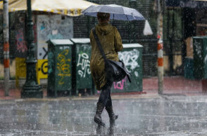 Γυναίκα με ομπρέλα στη βροχή (ΦΩΤΟ ΑΡΧΕΙΟΥ) - Καταιγίδες φέρνει σε περιοχές της χώρας η κακοκαιρία «Αθηνά»