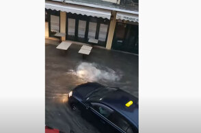 Πλημμυρισμένος δρόμος στην Κέρκυρα, καθώς η κακοκαιρία «Αθηνά» βρίσκεται σε εξέλιξη