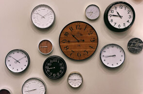 Ρολόγια στον τοίχο (ΦΩΤΟ ΑΡΧΕΙΟΥ) - Κανονικά η αλλαγή ώρας 2021, με τους δείκτες του ρολογιού να γυρνούν πίσω στις 31 Οκτωβρίου