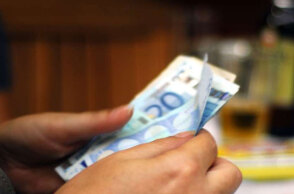 Χαρτονομίσματα ευρώ (ΦΩΤΟ ΑΡΧΕΙΟΥ) - Καταβάλλεται σήμερα Παρασκευή 8 Οκτωβρίου 2021 η αποζημίωση ειδικού σκοπού