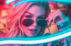 Μια γυναίκα με γυαλιά ποζάρει. 