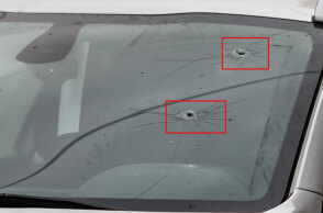 Τρύπες από σφαίρες στο τζάμι του κλεμμένου αυτοκινήτου στην επεισοδιακή καταδίωξη με πυροβολισμούς στο κέντρο της Αθήνας