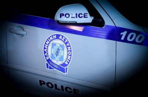 Aχαρνές: Συνελήφθησαν πέντε μέλη συμμορίας, εκ των οποίων τα 3 είναι ανήλικοι, που κατηγορούνται για 26 ληστείες και 13 κλοπές.