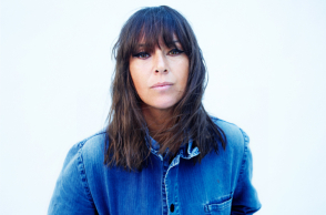 Η τραγουδίστρια Cat Power με denim πουκάμισο