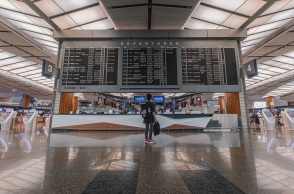 Κορωνοϊός - ΗΠΑ: Αίρονται οι περιορισμοί σε επισκέπτες που έχουν εμβολιαστεί με σκευάσματα εγκεκριμένα από τον Παγκόσμιο Οργανισμό Υγείας