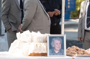 Μίκης Θεοδωράκης: Πλήθος κόσμου βρέθηκε στο μνημόσυνο του αείμνηστου μουσικοσυνθέτη στον Γαλατά Χανίων - Παρόντες ο γιος και η κόρη του 