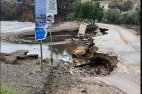 Οι πλημμύρες στη Βόρεια Εύβοια είχαν ως αποτέλεσμα να κοπεί δρόμος στο παραλιακό μέτωπο