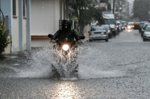 Οδηγός μηχανής διασχίζει πλημμυρισμένο δρόμο (ΦΩΤΟ ΑΡΧΕΙΟΥ) - Ο καιρός αύριο Δευτέρα 11 Οκτωβρίου 2021 έχει καταιγίδες και χαλάζι