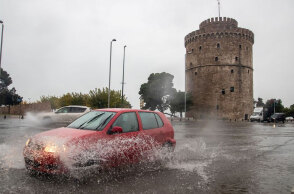 Βροχή στον Λευκό Πύργο (ΦΩΤΟ ΑΡΧΕΙΟΥ) - Η Θεσσαλονίκη είναι η δεύτερη περιοχή, μετά την Αθήνα με τα περισσότερα νέα κρούσματα κορωνοϊού στην Ελλάδα σήμερα Κυριακή 10 Οκτωβρίου 2021, όπως ανακοίνωσε ο ΕΟΔΥ