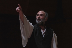 Ο Ακύλας Καραζήσης στην παράσταση "Ο Κολοκοτρώνης ατενίζει το μέλλον. Γυναίκες προετοιμάζονται για την επανάσταση κι εγώ κάτι θα σκέφτομαι" στην Εναλλακτική Σκηνή της ΕΛΣ