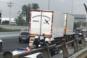 Πυροβολισμοί στην Κηφισιά με έναν τραυματία - Αστυνομικοί στη γέφυρα Καλυφτάκη