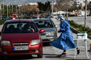 Υγειονομικός πλησιάζει αυτοκίνητο με δωρεάν rapid test για τον κορωνοϊό (ΦΩΤΟ ΑΡΧΕΙΟΥ) - Σε 173 σημεία τα κλιμάκια του ΕΟΔΥ τη Δευτέρα 11 Οκτωβρίου 2021