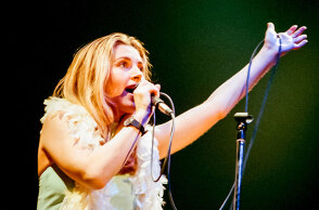 Η τραγουδίστρια των Saint Etienne, Sarah Cracknell